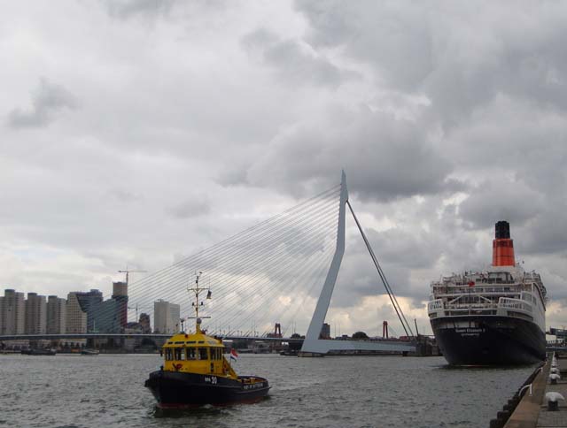 Cruiseschip ms Queen Elizabeth II van Cunard Line aan de Cruise Terminal Rotterdam